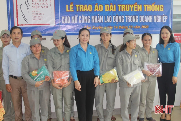 Trao tặng 300 bộ áo dài cho nữ công nhân các doanh nghiệp ở Hà Tĩnh