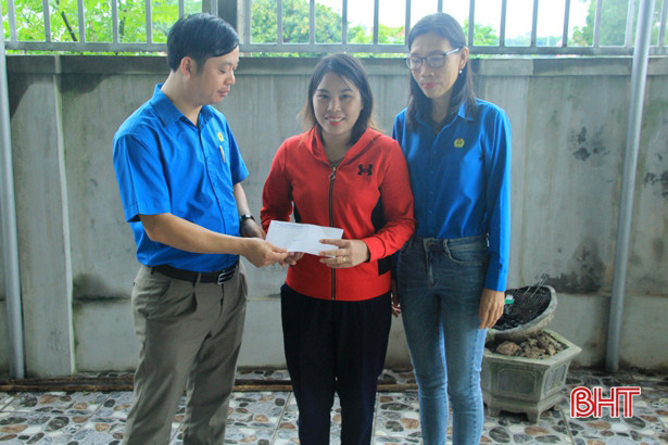 Nghi Xuân trao 240 triệu đồng hỗ trợ đoàn viên công đoàn