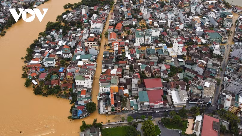Toàn cảnh thành phố Huế ngập trong nước lũ nhìn từ trên cao