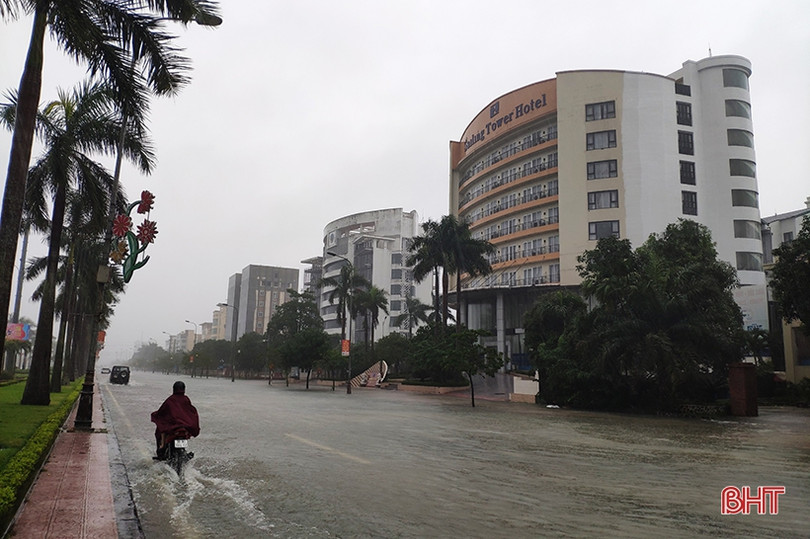 Phần lớn tuyến đường ngập sâu, người dân TP Hà Tĩnh bì bõm di chuyển về nhà