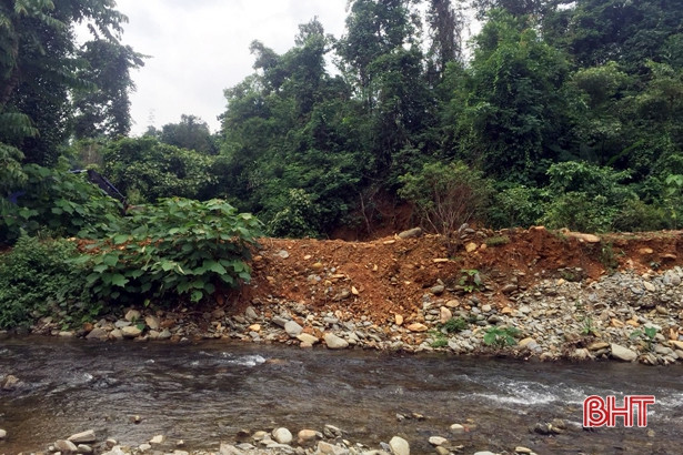 Hương Sơn gia cố tràn Khe Bố, đề phòng xẩy ra lũ ống, lũ quét