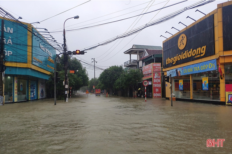 Phần lớn tuyến đường ngập sâu, người dân TP Hà Tĩnh bì bõm di chuyển về nhà