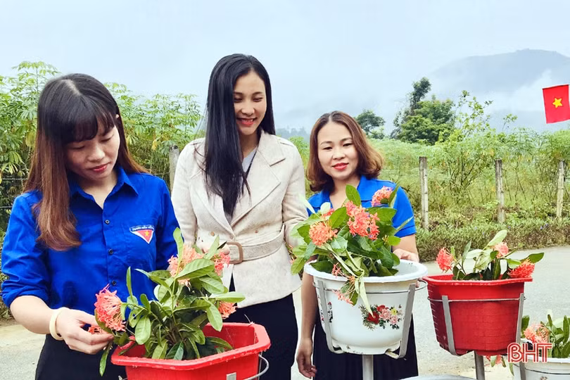 Tuổi trẻ xã biên giới làm đường hoa chào mừng Đại hội Đảng bộ Hà Tĩnh