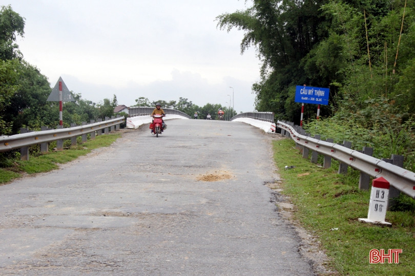 Sau phản ánh của Báo Hà Tĩnh, “mắt” phản quang trên tuyến quốc lộ 8C được khắc phục