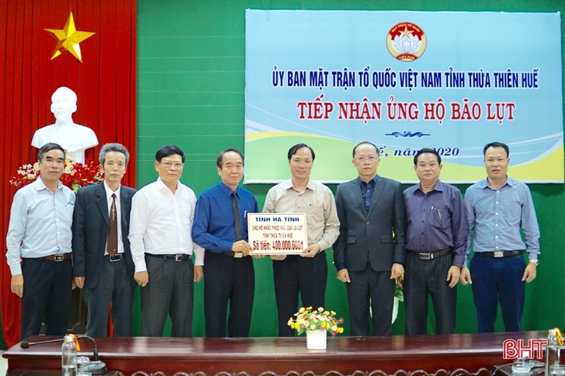 Lãnh đạo Hà Tĩnh thăm viếng, trao quà hỗ trợ đồng bào miền Trung bị ảnh hưởng lũ lụt