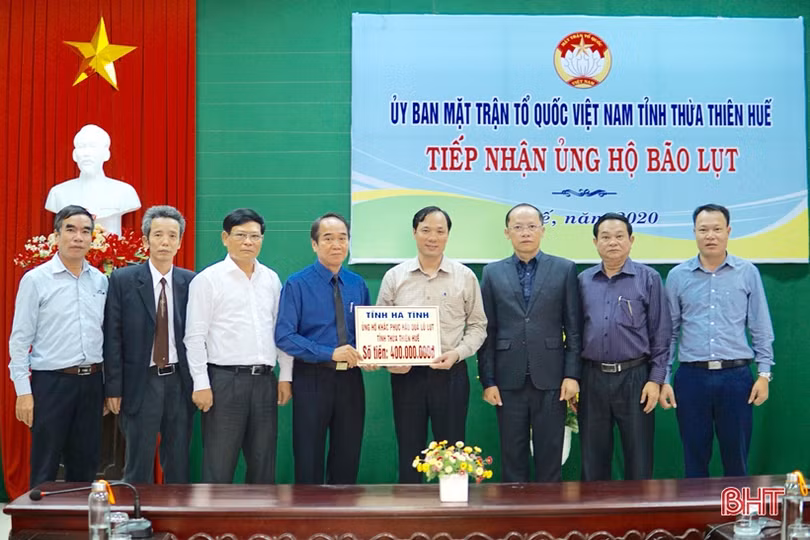 Lãnh đạo Hà Tĩnh thăm viếng, trao quà hỗ trợ đồng bào miền Trung bị ảnh hưởng lũ lụt