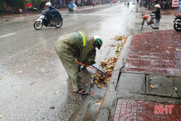 Trực cống tháo nước, ứng phó diễn biến mới của mưa lũ tại TP Hà Tĩnh