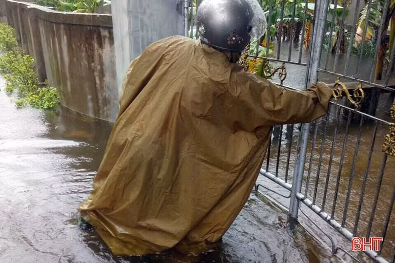 Cập nhật mưa lũ ở Hà Tĩnh: Quốc lộ 12C sạt lở, không thể lưu thông