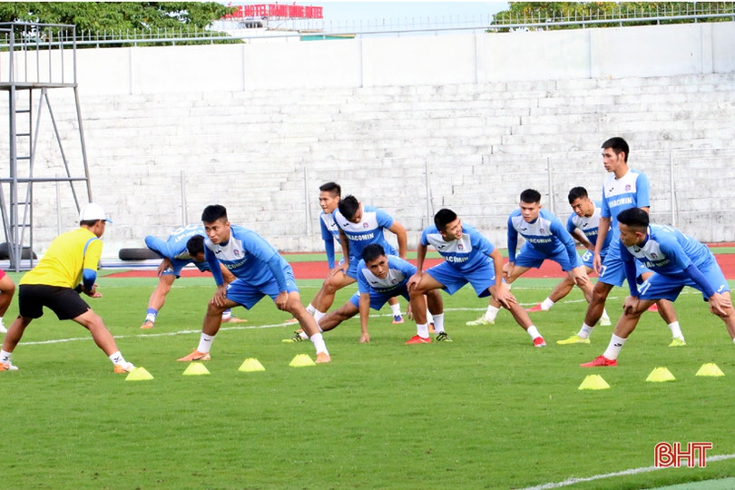 Than Quảng Ninh làm quen sân Hà Tĩnh chuẩn bị trận tái đấu vào chiều mai