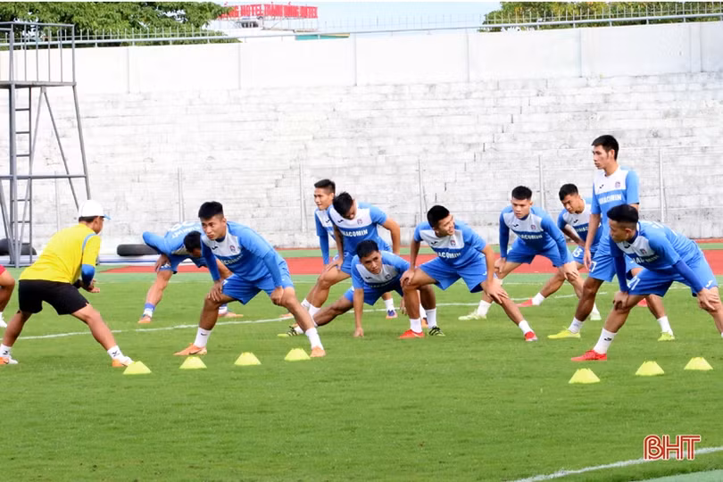 Than Quảng Ninh làm quen sân Hà Tĩnh chuẩn bị trận tái đấu vào chiều mai