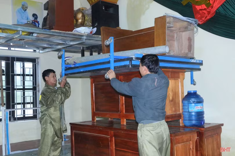 Nước sông Ngàn Sâu lên nhanh, người dân “rốn lũ” Vũ Quang khẩn trương dọn đồ chạy lũ