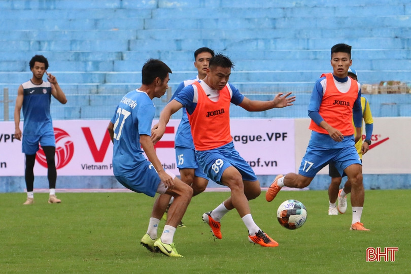 Than Quảng Ninh làm quen sân Hà Tĩnh chuẩn bị trận tái đấu vào chiều mai