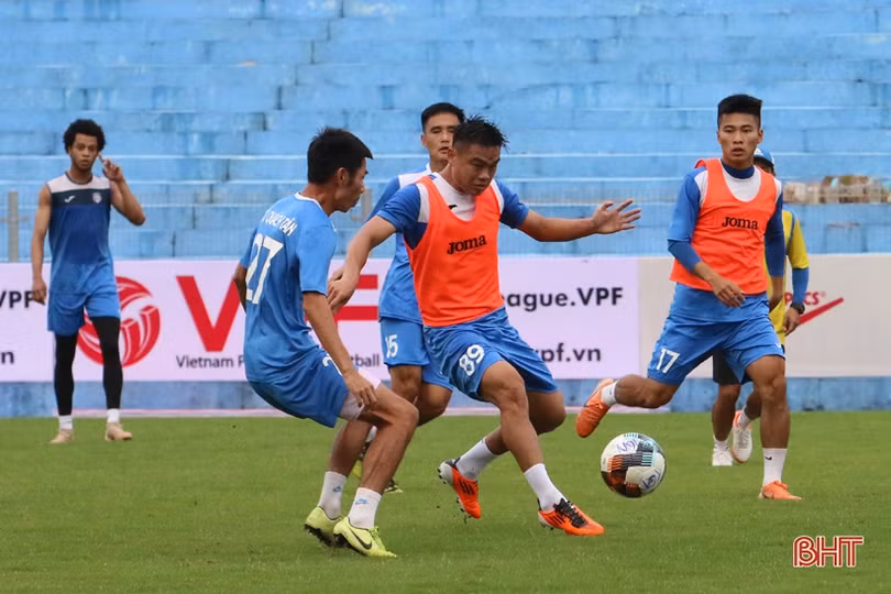 Than Quảng Ninh làm quen sân Hà Tĩnh chuẩn bị trận tái đấu vào chiều mai