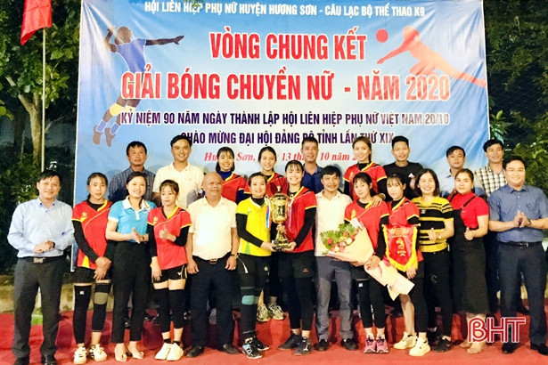 Hội LHPN xã Sơn Kim 1 giành giải nhất Giải Bóng chuyền nữ huyện Hương Sơn ảnh 6 Hội LHPN xã Sơn Kim 1 giành giải nhất Giải Bóng chuyền nữ huyện Hương Sơn