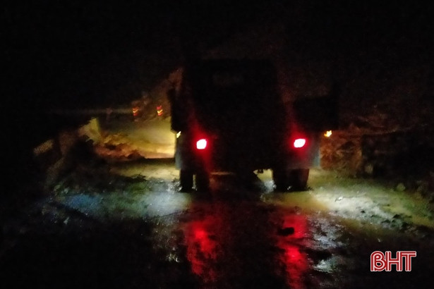 Kịp thời giải phóng hàng trăm khối đất đá, thông tuyến quốc lộ 8A