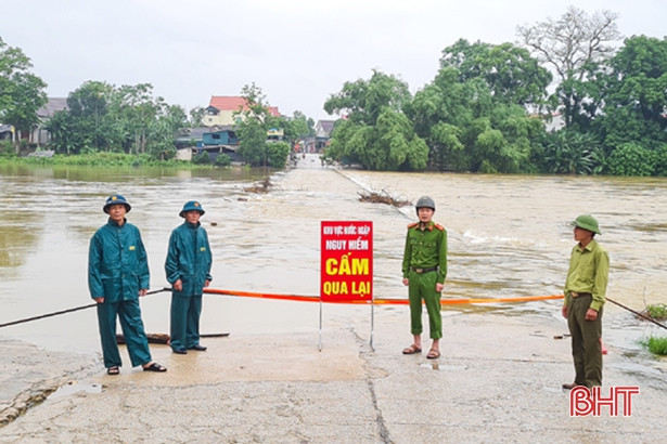 Công an Hà Tĩnh huy động 100% quân số ứng phó với mưa lũ
