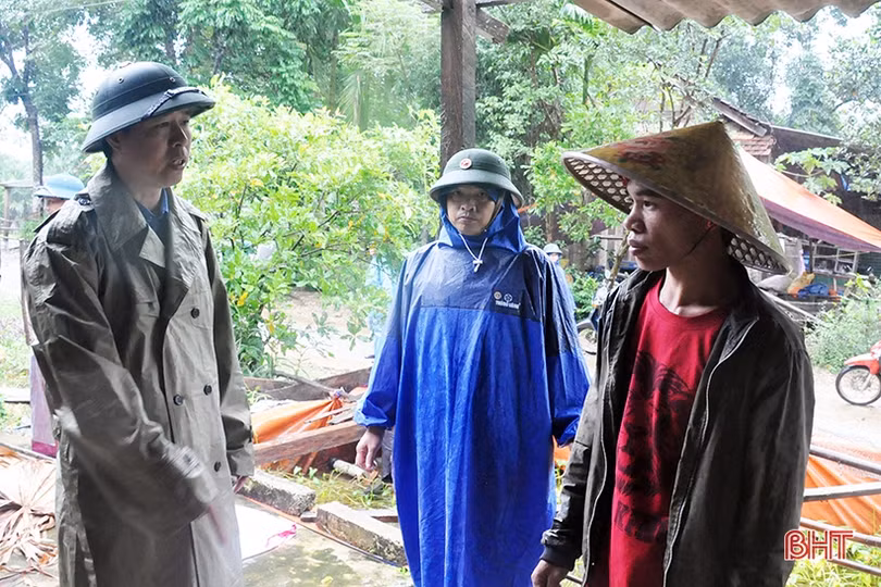 Xuất hiện vết nứt hàng chục mét trên núi, Hương Khê gấp rút sơ tán người dân