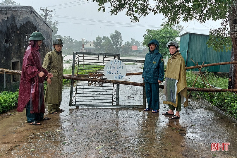 Cập nhật mưa lũ ở Hà Tĩnh: Quốc lộ 12C sạt lở, không thể lưu thông ảnh 12 Cập nhật mưa lũ ở Hà Tĩnh: Quốc lộ 12C sạt lở, không thể lưu thông