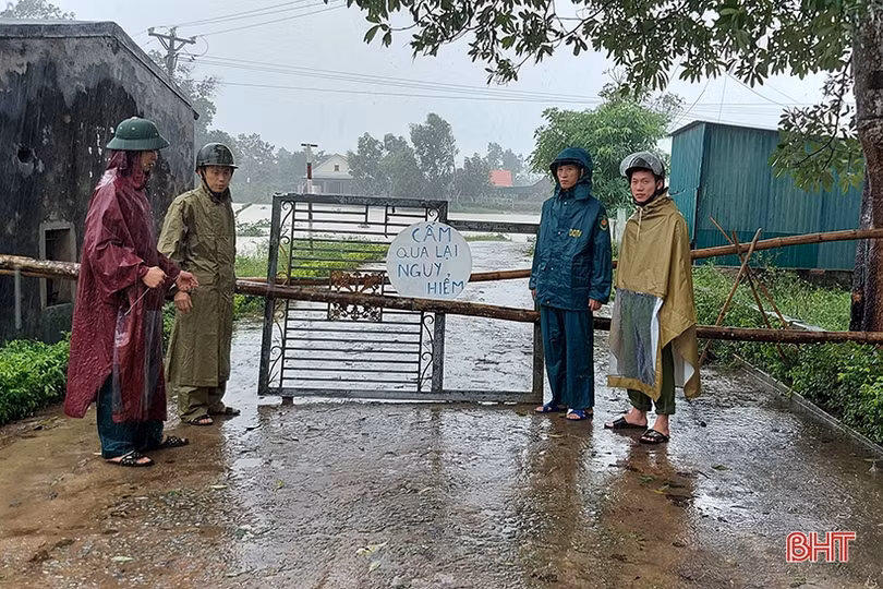 Cập nhật mưa lũ ở Hà Tĩnh: Quốc lộ 12C sạt lở, không thể lưu thông