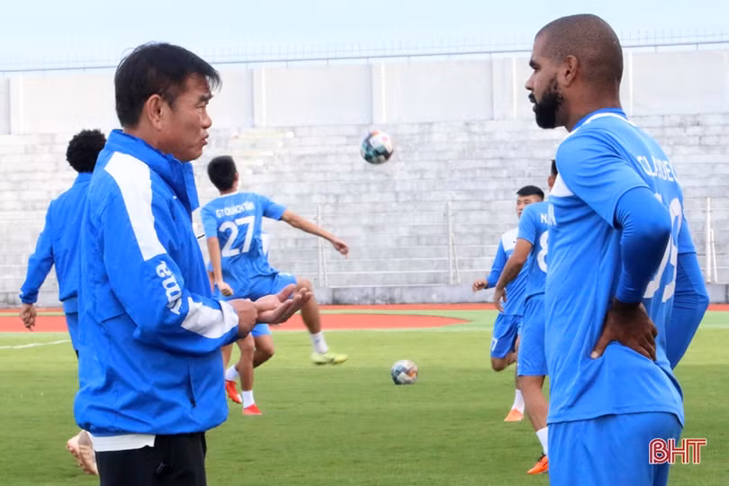 Than Quảng Ninh làm quen sân Hà Tĩnh chuẩn bị trận tái đấu vào chiều mai