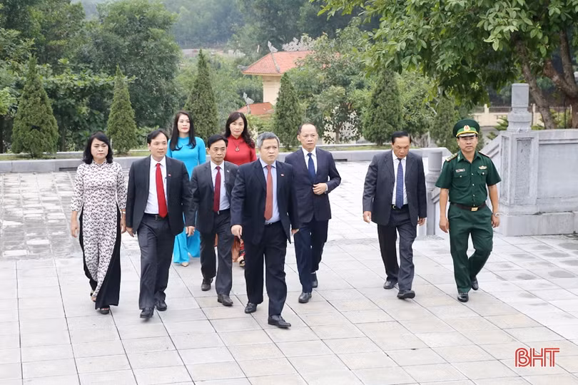 Đoàn đại biểu Hà Tĩnh dâng hương tưởng niệm các Tổng Bí thư Trần Phú, Hà Huy Tập