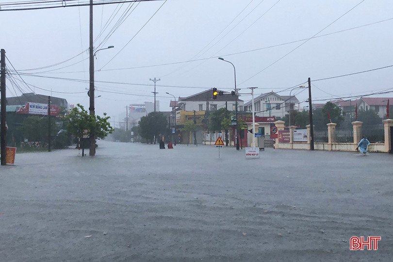 Phần lớn tuyến đường ngập sâu, người dân TP Hà Tĩnh bì bõm di chuyển về nhà