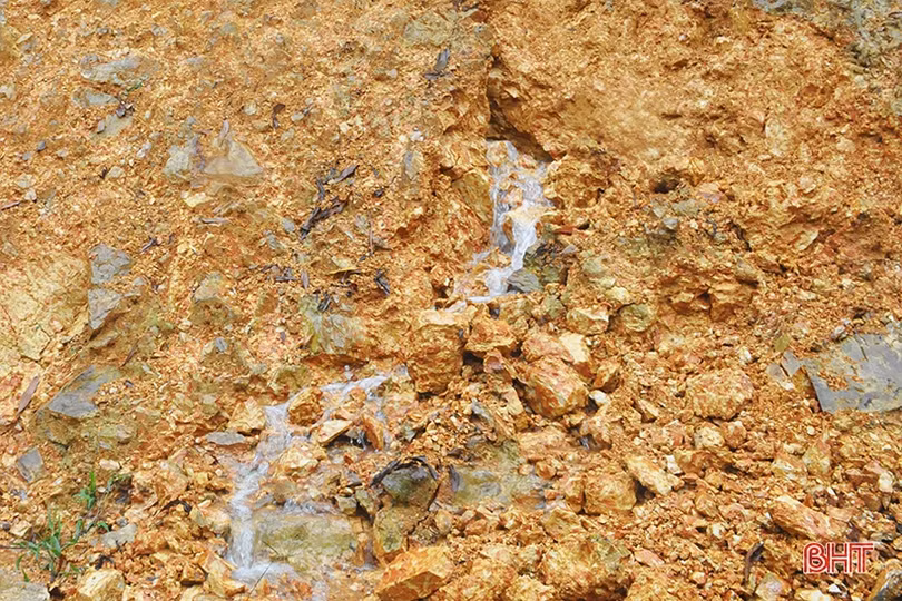 Xuất hiện vết nứt hàng chục mét trên núi, Hương Khê gấp rút sơ tán người dân