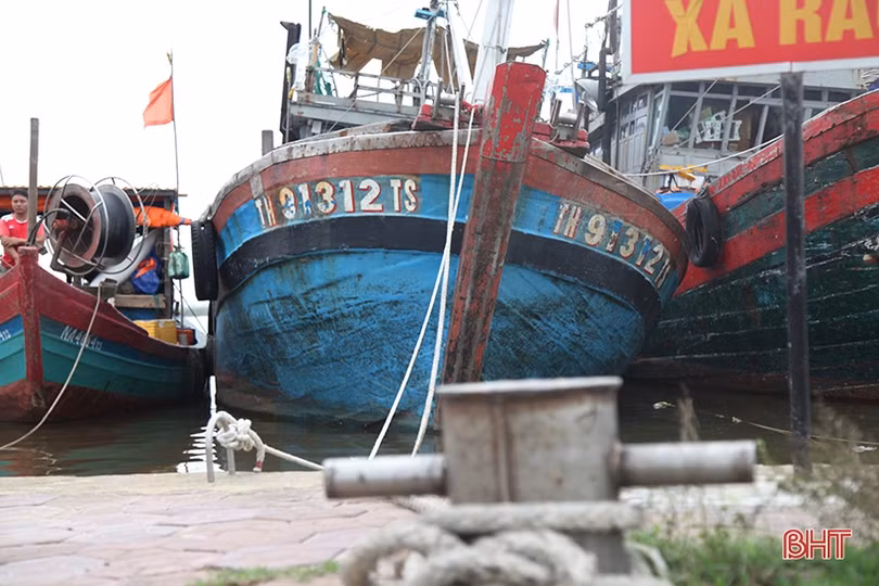 Gần 4.000 tàu thuyền Hà Tĩnh vào nơi tránh trú bão số 7 an toàn