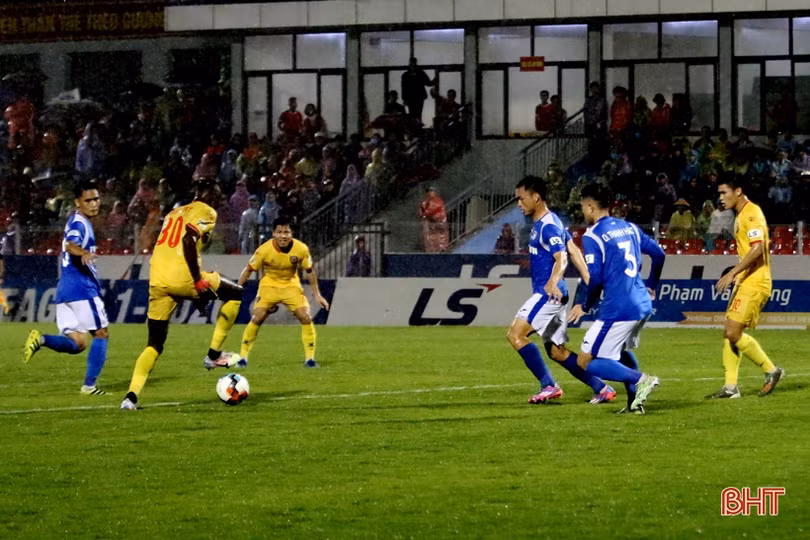 Hồng Lĩnh Hà Tĩnh chia điểm với Than Quảng Ninh