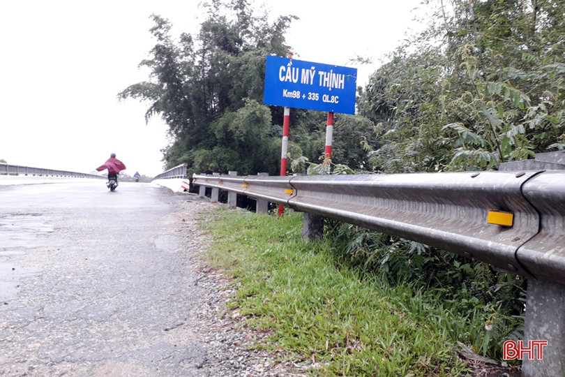 Sau phản ánh của Báo Hà Tĩnh, “mắt” phản quang trên tuyến quốc lộ 8C được khắc phục