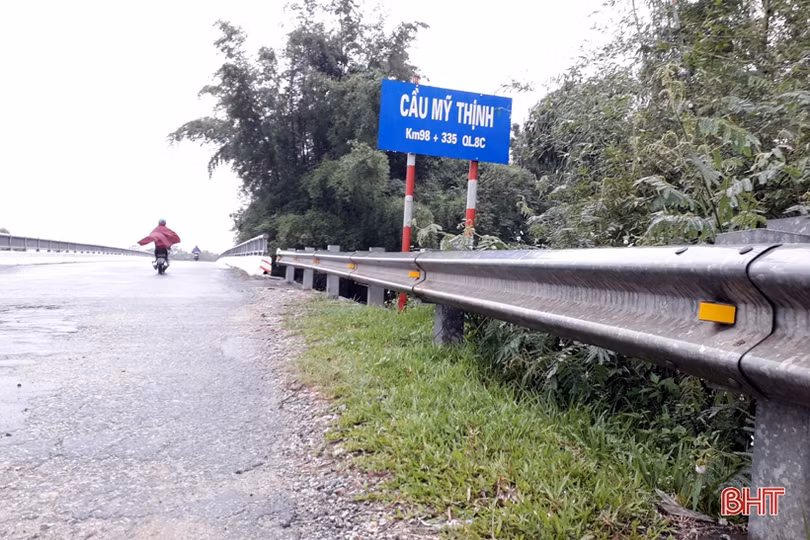 Sau phản ánh của Báo Hà Tĩnh, “mắt” phản quang trên tuyến quốc lộ 8C được khắc phục