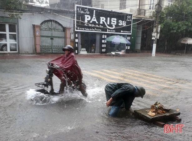 Trực cống tháo nước, ứng phó diễn biến mới của mưa lũ tại TP Hà Tĩnh