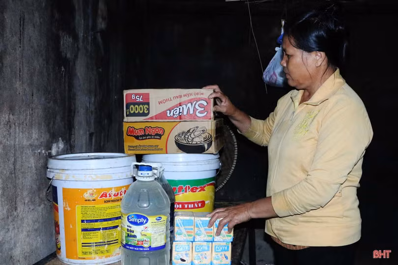 Nước sông Ngàn Sâu lên nhanh, người dân “rốn lũ” Vũ Quang khẩn trương dọn đồ chạy lũ