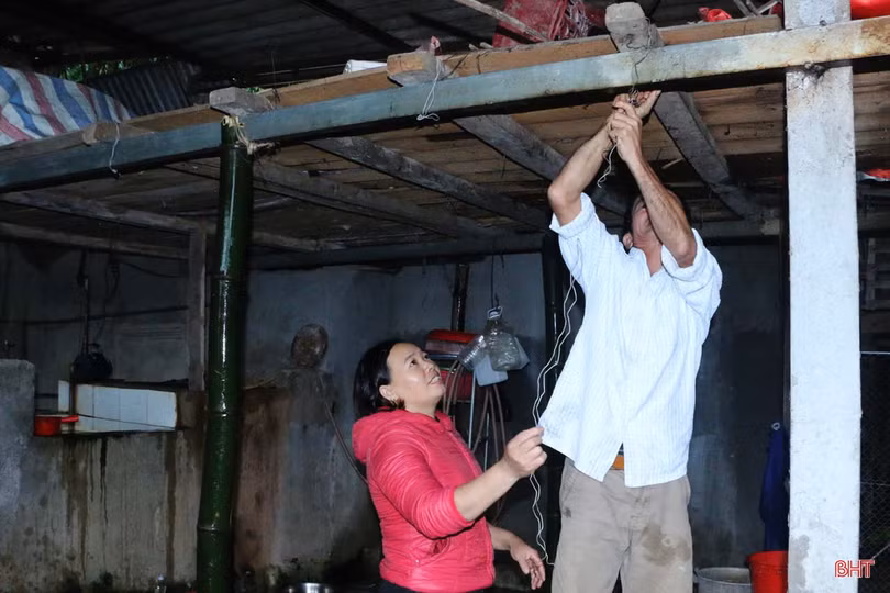 Nước sông Ngàn Sâu lên nhanh, người dân “rốn lũ” Vũ Quang khẩn trương dọn đồ chạy lũ