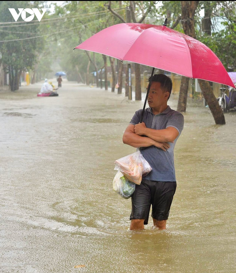 Toàn cảnh thành phố Huế ngập trong nước lũ nhìn từ trên cao