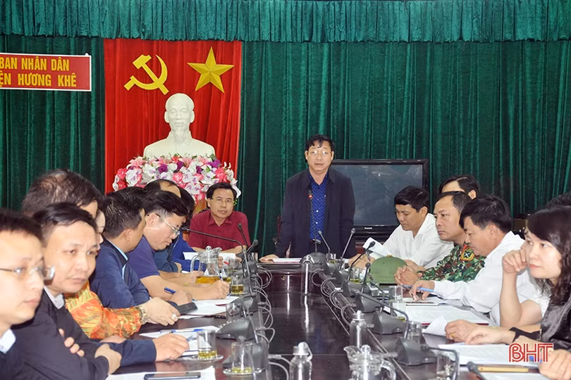 Nước sông lên cao, nhiều nhà dân ở Hương Khê ngập sâu trong lũ