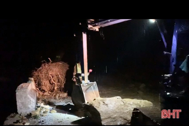 Kịp thời giải phóng hàng trăm khối đất đá, thông tuyến quốc lộ 8A