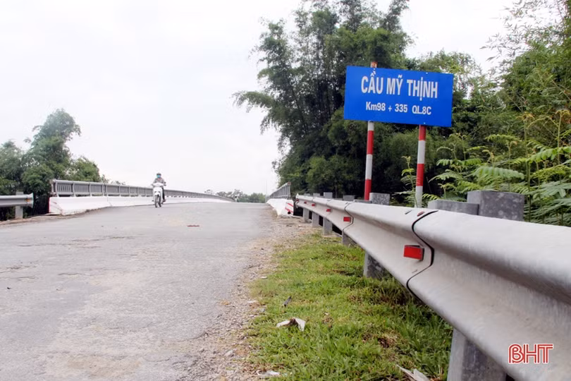 Sau phản ánh của Báo Hà Tĩnh, “mắt” phản quang trên tuyến quốc lộ 8C được khắc phục