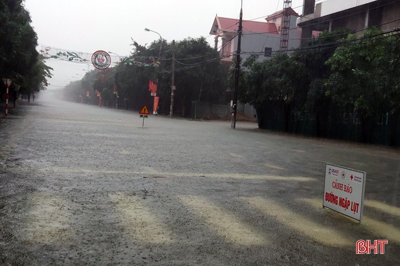 Phần lớn tuyến đường ngập sâu, người dân TP Hà Tĩnh bì bõm di chuyển về nhà