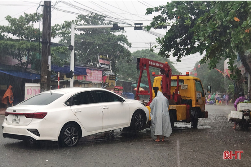 Phần lớn tuyến đường ngập sâu, người dân TP Hà Tĩnh bì bõm di chuyển về nhà
