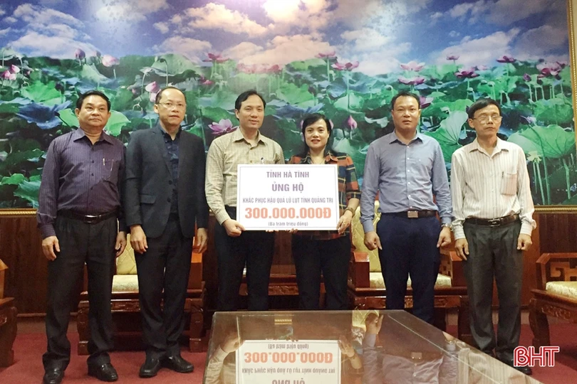 Lãnh đạo Hà Tĩnh thăm viếng, trao quà hỗ trợ đồng bào miền Trung bị ảnh hưởng lũ lụt