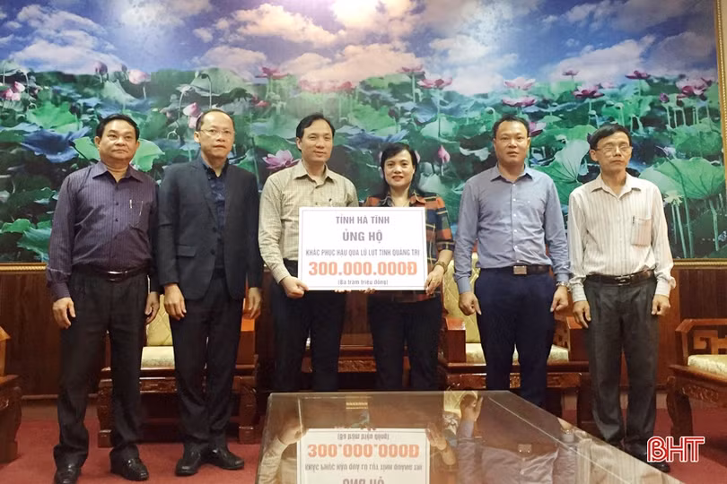 Lãnh đạo Hà Tĩnh thăm viếng, trao quà hỗ trợ đồng bào miền Trung bị ảnh hưởng lũ lụt