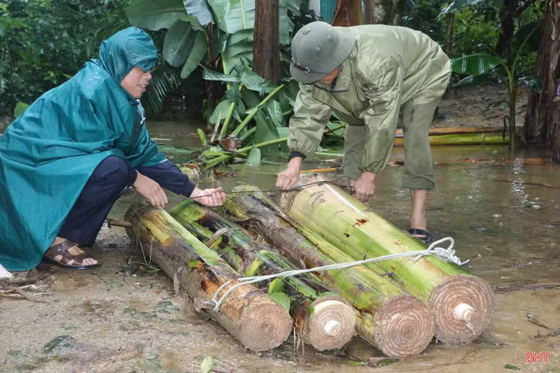 Nước sông Ngàn Sâu lên nhanh, người dân “rốn lũ” Vũ Quang khẩn trương dọn đồ chạy lũ