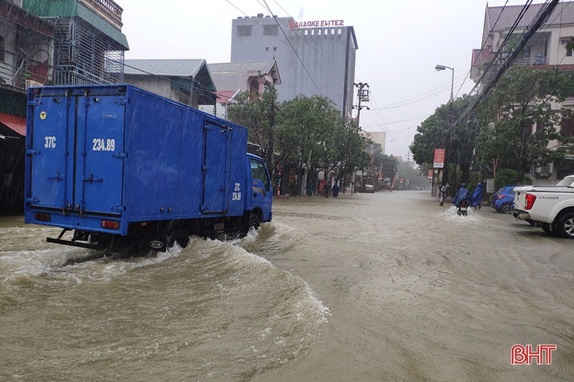 Phần lớn tuyến đường ngập sâu, người dân TP Hà Tĩnh bì bõm di chuyển về nhà