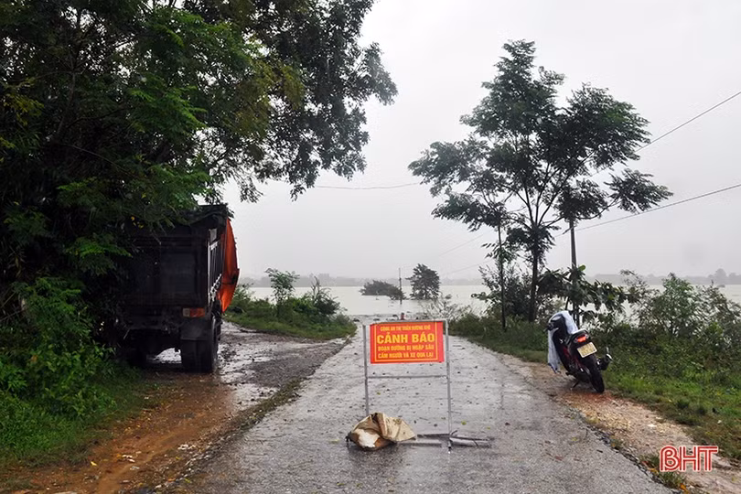 Nước sông lên cao, nhiều nhà dân ở Hương Khê ngập sâu trong lũ