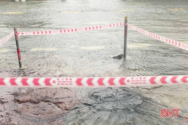 Trực cống tháo nước, ứng phó diễn biến mới của mưa lũ tại TP Hà Tĩnh