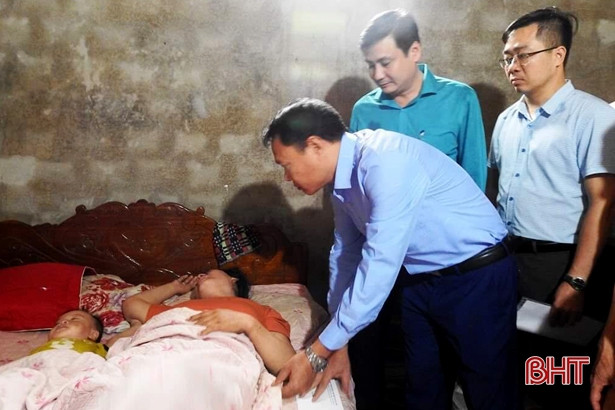 Thăm hỏi, động viên gia đình công nhân Hà Tĩnh mất tích tại Rào Trăng 3