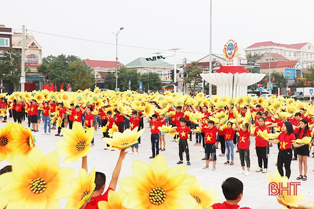 Thiếu nhi Thạch Hà đồng diễn chào mừng Đại hội Đảng bộ tỉnh