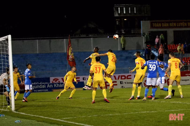 Hồng Lĩnh Hà Tĩnh chia điểm với Than Quảng Ninh