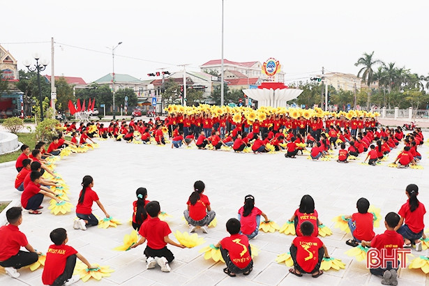 Thiếu nhi Thạch Hà đồng diễn chào mừng Đại hội Đảng bộ tỉnh